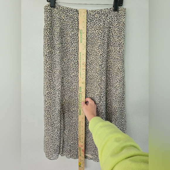 Covington Midi Skirt Women's Size 10 Cheetah Print Mob Wife Contemporary - Picture 6 of 7